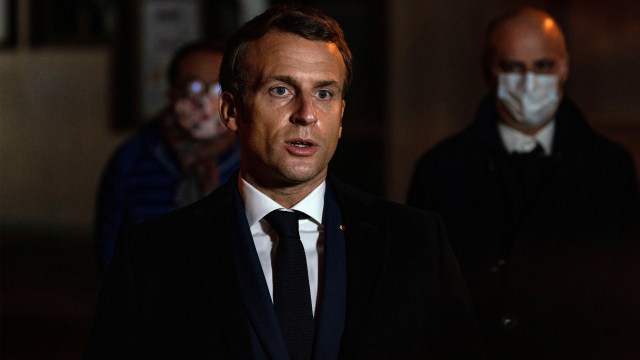Presiden Prancis Emmanuel Macron berbicara mengenai pembenuhan seorang guru di Conflans Sainte-Honorine, barat laut Paris. Foto: Abdulmonam Eassa, Pool via AP