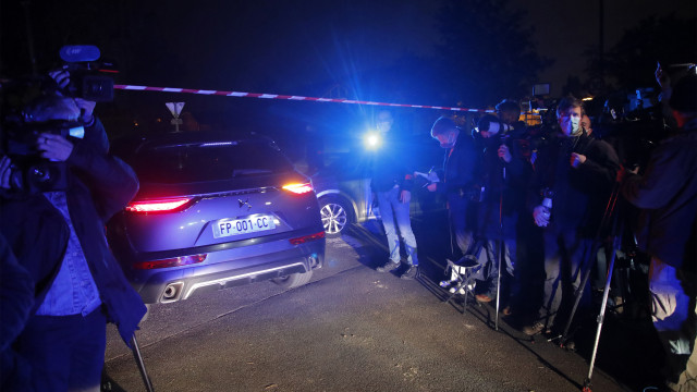 Petugas polisi Prancis berkumpul di luar sekolah menengah setelah seorang guru sejarah yang dibunuh. Foto: AP / Michel Euler