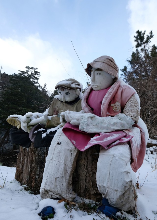 Boneka dengan karakter ibu dan anak yang duduk di desa Nagoro di Jepang. Foto: AFP