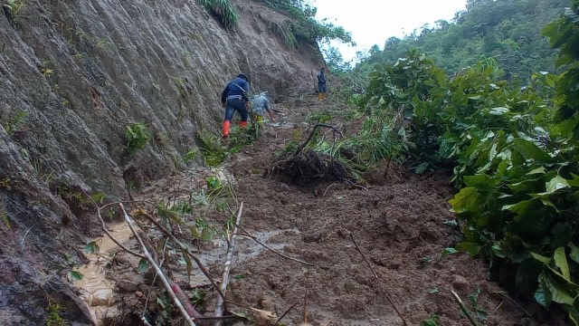 Tanah longsor memutus akses jalan menuju tiga dusun di Mamasa, Sulawesi Barat. Foto: Frendy/Sulbar Kini