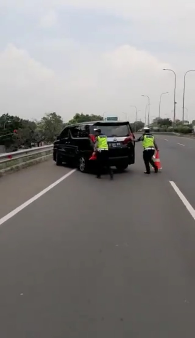 Viral mobil mewah seharga miliaran rupiah mogok di tengah jalan tol JORR Jatiwarna menuju Pondok Indah, Depok Jawa Barat)