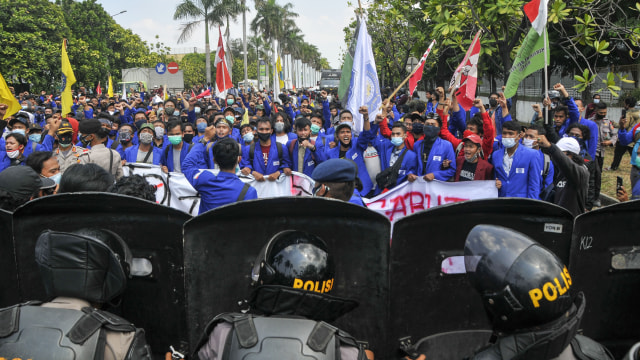 Sejumlah Mahasiswa melakukan aksi demonstrasi di kawasan Industri Jababeka, Cikarang, Kabupaten Bekasi. Foto: Antara foto