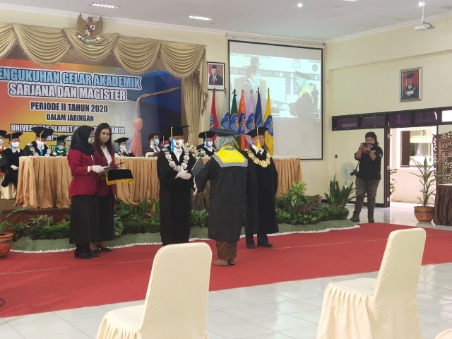 Untuk kedua kalinya dalam masa pandemi COVID-19, Universitas Slamet Riyadi (Unisri) Surakarta menggelar wisuda secara daring. Wisuda daring yang pertama pada awal Agustus lalu dan wisuda daring kedua diselenggarakan pada Sabtu pagi (17/10)