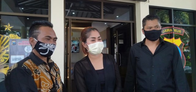 Korban masker bodong asal Bali, IGA Lia Maheswari ditemani kuasa hukumnya di Polres Batu. Foto: Humas Polres Batu.