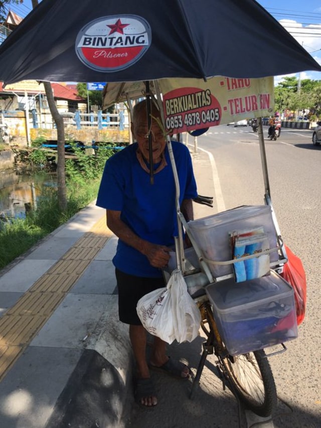 Kisah Kakek 78 Tahun, Berjualan Telur Asin dan Hidupi 7 Anak Yatim Piatu (320346)