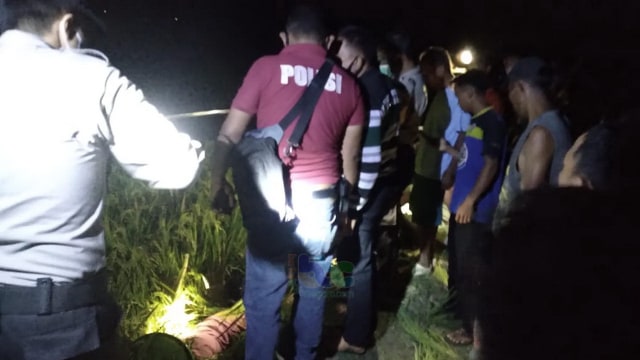 Petugas saat lakukan olah TKP, peristiwa orang tersengat listrik di Dukuh Peting Desa Kutukan Kecamatan Randublatung Kabupaten Blora. Jumat (16/10/2020)