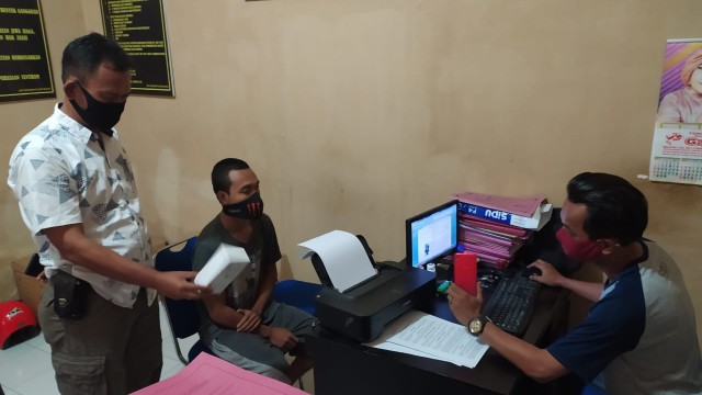 Petugas saat lakukan penyidikan terhadap KS (23) warga Kelurahan Tambahrejo Kecamatan Blora, tersangka pencurian HP 