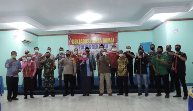 Forkopimda bersama tokoh masyarakat di Kabupaten Sekadau dalam deklarasi cinta damai. Foto: Dina Mariana/Hi!Pontianak