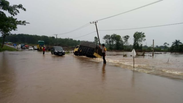 Kondisi banjir di Jalan Jenderal Sudirman, Desa Rungau, Seruyan, Kalteng, Sabtu (17/10).