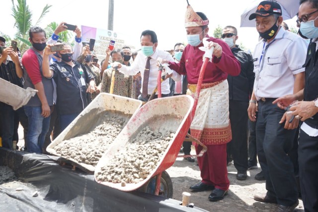Gubernur Sumsel H. Herman Deru melakukan pengecoran pertama pembangunan jalan di Prabumulih. (Foto. Istimewa)