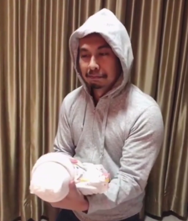Unggah Video Raditya Dika Gendong Bayi, Anissa: Anak Kedua Semoga Lebih Lentur (7771)