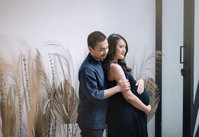 Unggah Video Raditya Dika Gendong Bayi, Anissa: Anak Kedua Semoga Lebih Lentur (7770)