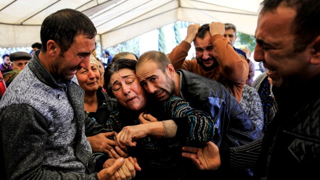 Keluarga berduka saat prosesi pemakaman korban yang terbunuh ketika sebuah roket menghantam di kota Ganja, Azerbaijan Sabtu (17/10). Foto: Umit Bektas/REUTERS
