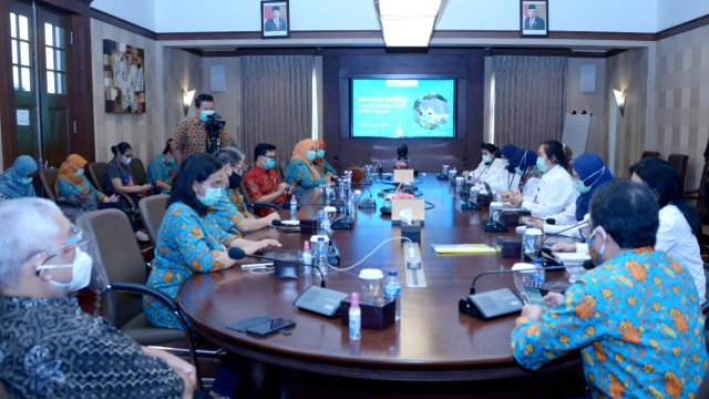 Tim Inspektur Badan POM melakukan inspeksi pelaksanaan uji klinik vaksin Sinovac di Puskemas Garuda dan Puskesmas Dago, Bandung, Jumat (16/10). Foto: BPOM