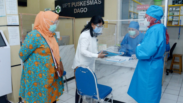 Tim Inspektur Badan POM melakukan inspeksi pelaksanaan uji klinik vaksin Sinovac di Puskemas Garuda dan Puskesmas Dago, Bandung, Jumat (16/10). Foto: BPOM