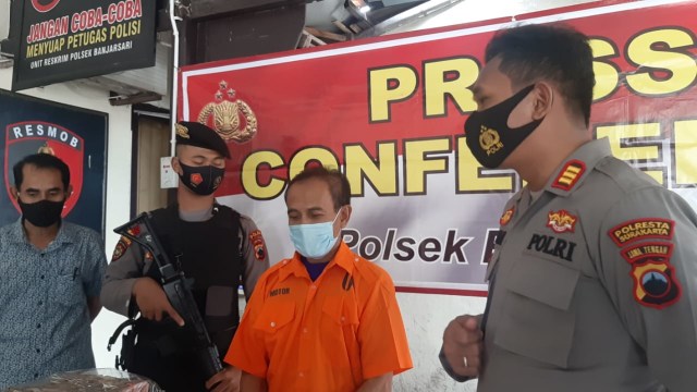 Pria asal Semarang bernama Joni (61) ini kepergok mencuri kotak amal di Masjid Pasar Legi usai menunaikan ibadah Salat