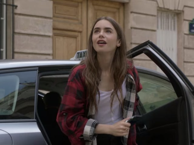 Emily selalu naik taxi dan mobil. dok. Netflix