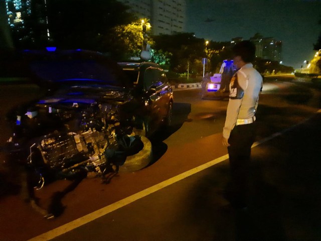 Minibus Hantam Pembatas Jalan di  Jakpus Bagian  Depan  