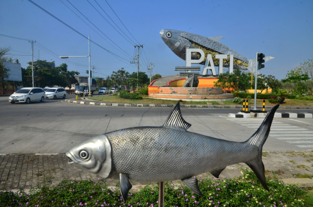 Landmark ikan bandeng sebagai identitas daerah penghasil ikan bandeng di Pati, Jawa Tengah. Foto: Yusuf Nugroho/ANTARA FOTO