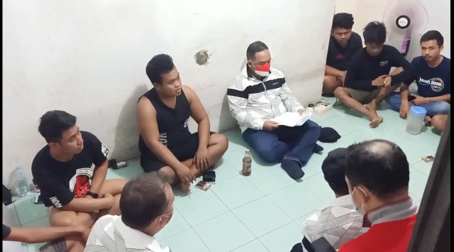 Badan perlindungan pekerja migran Indonesia (BP2MI) menggerebek tiga tempat penampungan ilegal untuk calon pekerja migran atau tenaga kerja Indonesia (TKI) di Cirebon, Jawa Barat pada Sabtu (17/10/2020) malam. (Tomi Indra)