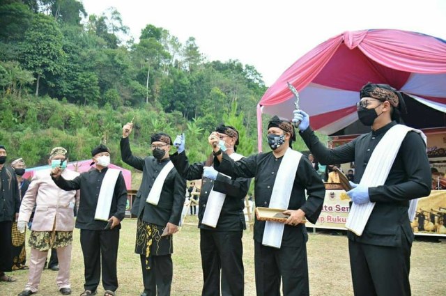 Gubernur Jawa Barat Ridwan Kamil saat menghadiri upacara adat Sedekah Bumi di Desa Cibuntu Kecamatan Pasawahan Kabupaten Kuningan. (Ciremaitoday)