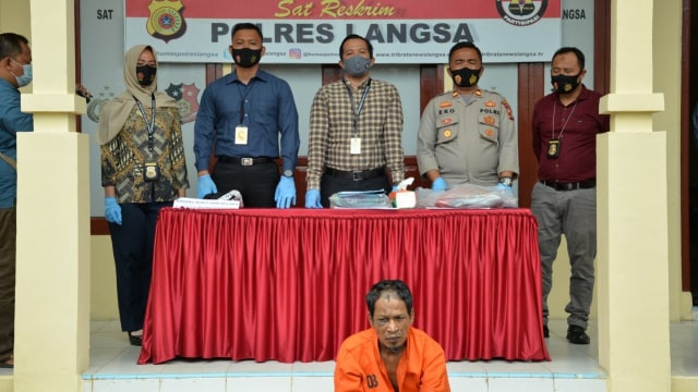 SB (depan) pelaku pemerkosaan dan pembunuhan anak di Aceh Timur. Dok. Polres Langsa
