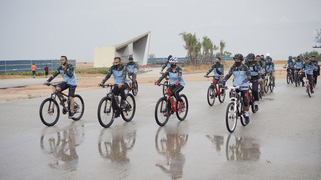 Rombongan olahraga sepeda Lanal TBK bersama para jurnalis di Karimun. Foto: Khairul S/kepripedia.com