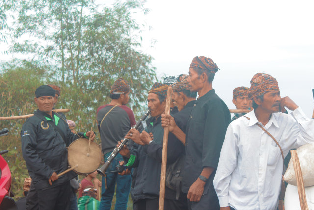 Menilik Kampung Adat Kasepuhan Cipta Gelar: Menanam Padi Hingga Turnamen Voli (16569)