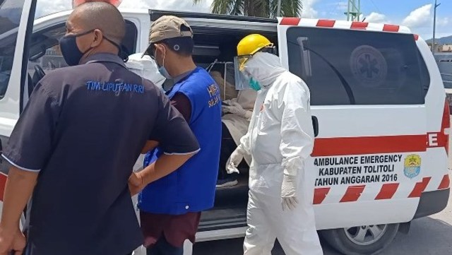 Tim medis puskesmas Kota Tolitoli, Sulteng, bersiap melakukan pemeriksaan terhadap seorang pasien COVID-19. Foto: Moh Sabran/PaluPoso