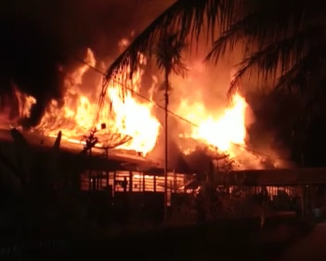 Kebakaran terjadi di rumah betang Sayut di Kapuas Hulu, Kalimantan Barat. Foto: Istimewa