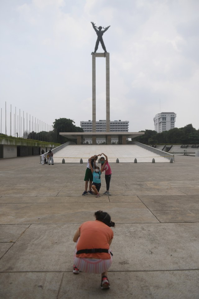Warga beraktivitas di Taman Lapangan Banteng, Jakarta, Minggu (18/10). Foto: Akbar Nugroho Gumay/ANTARA FOTO
