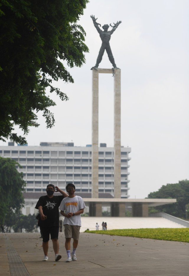 Warga beraktivitas di Taman Lapangan Banteng, Jakarta, Minggu (18/10).  Foto: Akbar Nugroho Gumay/ANTARA FOTO
