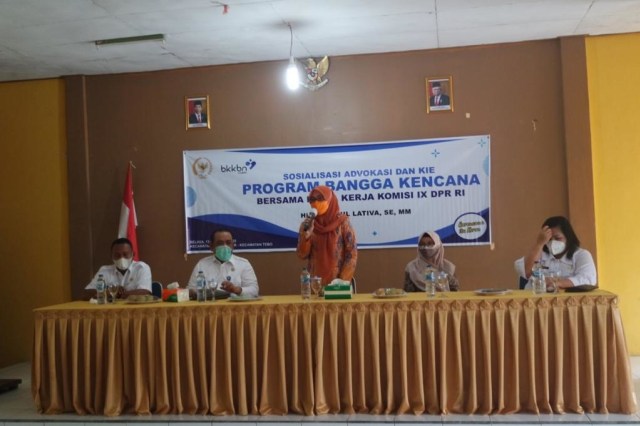 Saniatul Lativa saat melakukan sosialisasi program Komunikasi, Informasi dan Edukasi (KIE) Program Kependudukan Keluarga Berencana dan Pembangunan Keluarga (KKBPK) bersama Badan Kependudukan dan Keluarga Berencana Nasional (BKKBN) di Kecamatan Muara Tabir. Foto: BKKBN