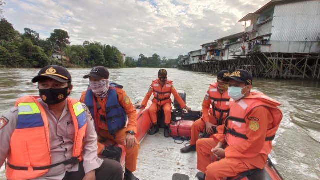 Tim gabungan masih melakukan pencarian terhadap anak yang tenggelam di Sungai Sekadau. Foto: Dok. Humas Polres Sekadau