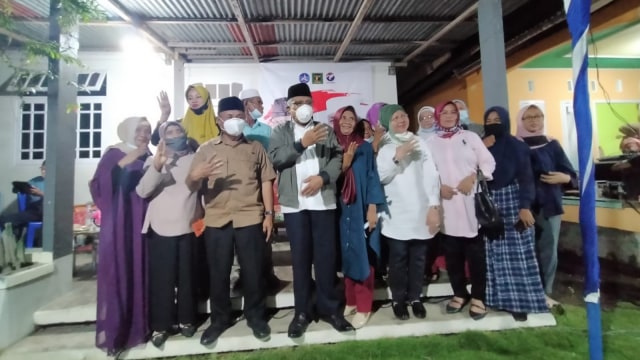 Calon Wali Kota dan Wakil Wali Kota Ternate Mohammad Yamin Tawary dan Abdullah Tahir saat berpose dengan ibu-ibu di Kelurahan Tabam, Sabtu 17 Oktober 2020 malam. Foto: Istimewa