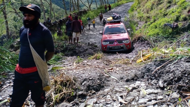 Akses jalan terputus akibat longsor di Distrik Kanggime, Kabupaten Tolikara, Papua. (Dok Polda Papua) 