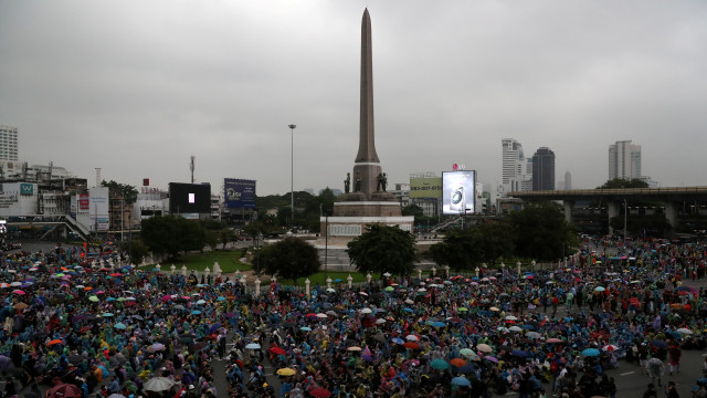 Massa pro demokrasi menggelarr unjuk rasa anti pemerintah di Bangkok, Thailand, Minggu (18/10).  Foto: Athit Perawongmetha/REUTERS