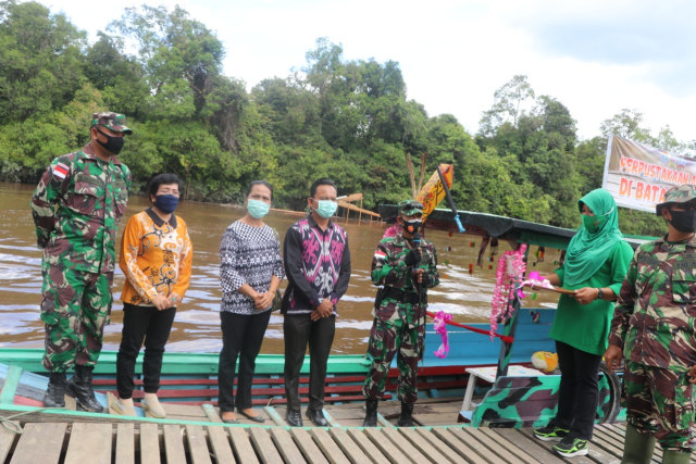 Dansatgas TMMD Sintang Launching Perpustakaan Apung di Batas Negeri (32)