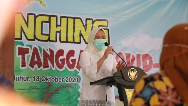 Bupati Bojonegoro Anna Muawanah, Launching Kampung KB Tanggap Covid-19 (33421)