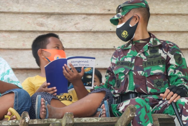 Dansatgas TMMD Sintang Launching Perpustakaan Apung di Batas Negeri (33)