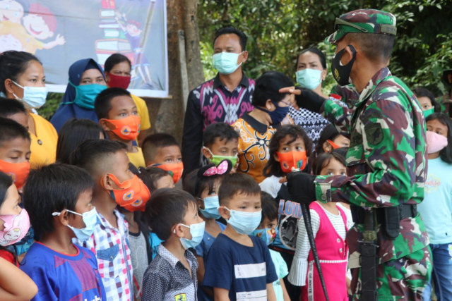 Dansatgas TMMD Sintang Launching Perpustakaan Apung di Batas Negeri (34)