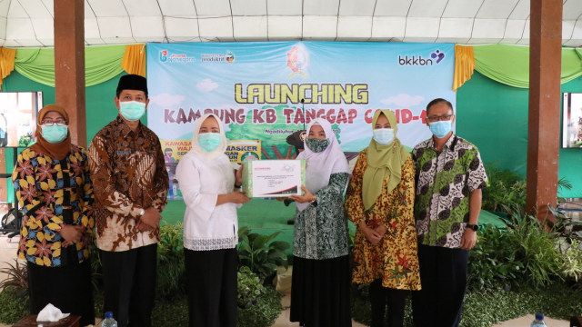Bupati Bojonegoro Anna Muawanah, Launching Kampung KB Tanggap Covid-19 (33423)