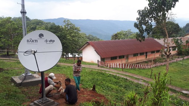 Kementerian Kominfo Bantu Internet Vsat di Wilayah Paroki Rii, Manggarai (68956)