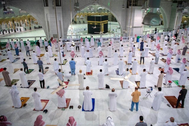 Umat muslim melaksanakan salat di Masjidil Haram, Mekkah, Arab Saudi, Minggu (18/10/2020). Foto: Saudi Agensi Pers / Handout via REUTERS 