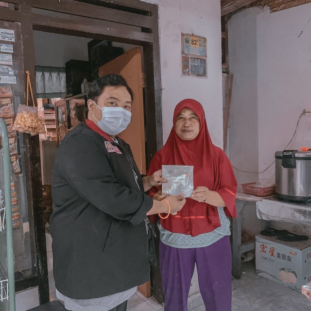 Mempersiapkan New Normal, Mahasiswa UMM Bagikan Stater Pack Ke Warga Tulusrejo. (26184)