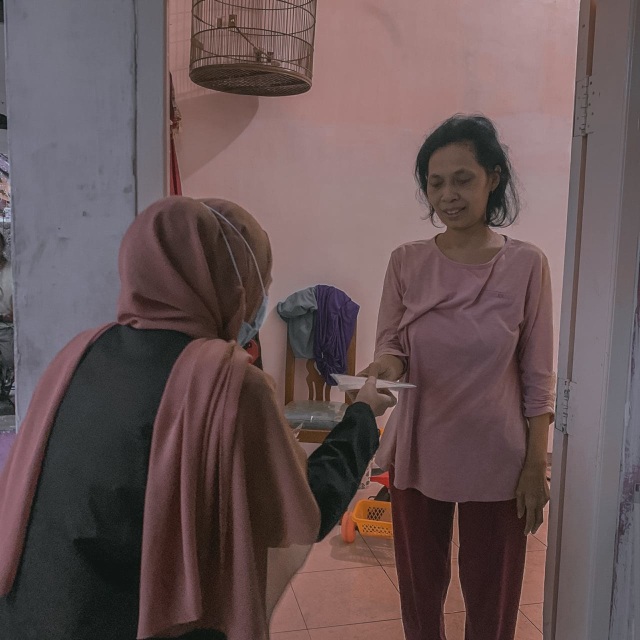 Mempersiapkan New Normal, Mahasiswa UMM Bagikan Stater Pack Ke Warga Tulusrejo. (26185)