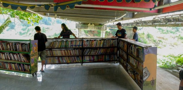Pojok Pustaka, Taman Bacaan di Bawah Jembatan, Yogyakarta (74834)