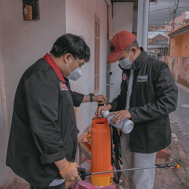 Mempersiapkan New Normal, Mahasiswa UMM Bagikan Stater Pack Ke Warga Tulusrejo. (26186)