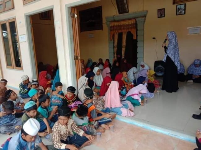 Tak Mengeluh Meski Kesulitan, Ratusan Guru Ngaji Dapat Bantuan (85819)