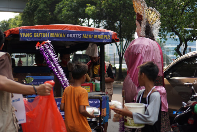 Aksi Unik “Tukang Tahu Bulat Pemadam Kelaparan” Bagikan Makanan Gratis (77338)